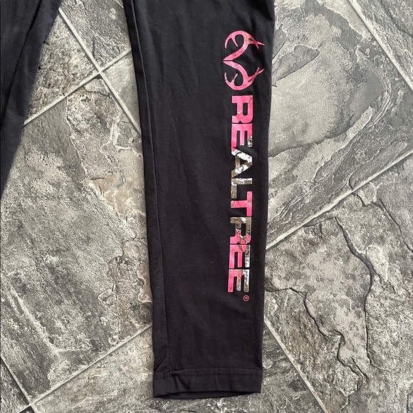⭐️NWOT REALTREE Pink Camo Logo Black Leggings Lightweight Sporty Hunting Fishing - Picture 2 of 7